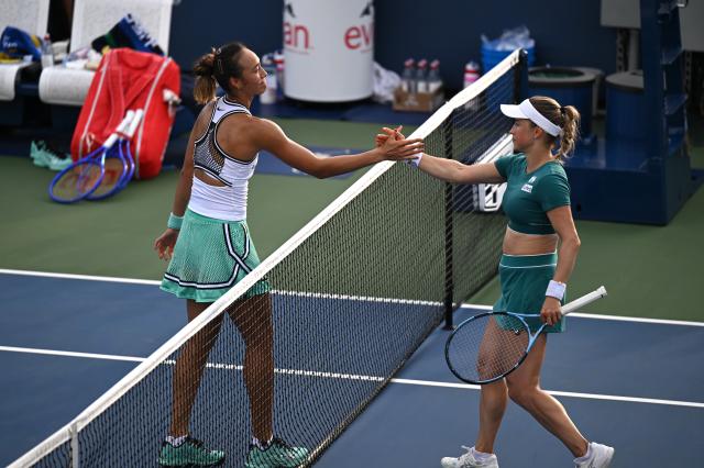 (260904) -- NEW YORK, Sept. 4, 2026 (Xinhua) -- Zheng Qinwen (L) greets Yulia Putintseva after the women's singles second round match betweetn Zheng Qinwen of China and Yulia Putintseva of Kazakhstan at the 2026 US Open tennis championships in New York, the United States, Sept. 3, 2026. (Xinhua/Li Rui)