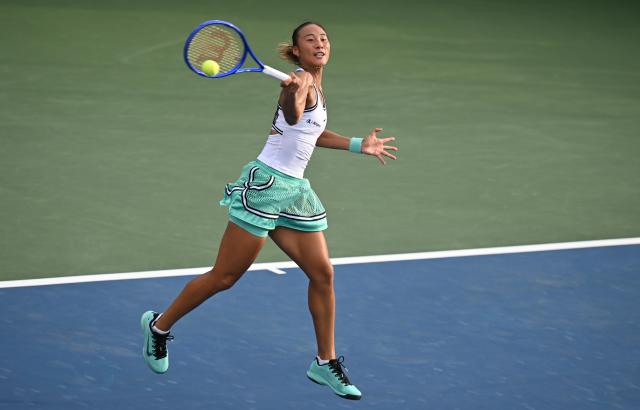 (260904) -- NEW YORK, Sept. 4, 2026 (Xinhua) -- Zheng Qinwen returns a shot during the women's singles second round match betweetn Zheng Qinwen of China and Yulia Putintseva of Kazakhstan at the 2026 US Open tennis championships in New York, the United States, Sept. 3, 2026. (Xinhua/Li Rui)