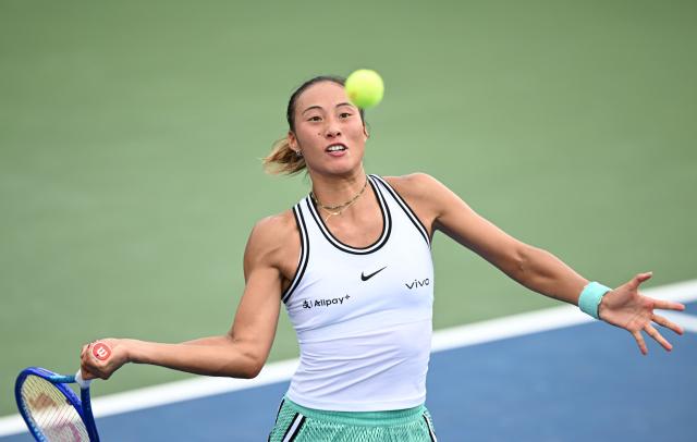 (260904) -- NEW YORK, Sept. 4, 2026 (Xinhua) -- Zheng Qinwen returns a shot during the women's singles second round match betweetn Zheng Qinwen of China and Yulia Putintseva of Kazakhstan at the 2026 US Open tennis championships in New York, the United States, Sept. 3, 2026. (Xinhua/Li Rui)