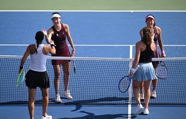 (260904) -- NEW YORK, Sept. 4, 2026 (Xinhua) -- Wang Xinyu (top L)/Uchijima Moyuka(top R) shake hands with Ulrikke Eikeri(bottom R)/Quinn Gleason after the women's doubles first round match betweetn Wang Xinyu (China)/Uchijima Moyuka(Japan) and Ulrikke Eikeri(Norway)/Quinn Gleason(the United States) at the 2026 US Open tennis championships in New York, the United States, Sept. 3, 2026. (Xinhua/Li Rui)