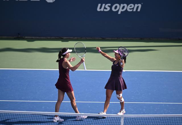 (260904) -- NEW YORK, Sept. 4, 2026 (Xinhua) -- Wang Xinyu (L)/Uchijima Moyuka celebrate winning after the women's doubles first round match betweetn Wang Xinyu (China)/Uchijima Moyuka(Japan) and Ulrikke Eikeri(Norway)/Quinn Gleason(the United States) at the 2026 US Open tennis championships in New York, the United States, Sept. 3, 2026. (Xinhua/Li Rui)