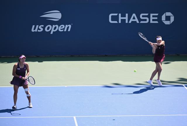 (260904) -- NEW YORK, Sept. 4, 2026 (Xinhua) -- Wang Xinyu (R)/Uchijima Moyuka compete during the women's doubles first round match betweetn Wang Xinyu (China)/Uchijima Moyuka(Japan) and Ulrikke Eikeri(Norway)/Quinn Gleason(the United States) at the 2026 US Open tennis championships in New York, the United States, Sept. 3, 2026. (Xinhua/Li Rui)