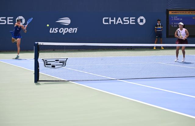 (260904) -- NEW YORK, Sept. 4, 2026 (Xinhua) -- Wang Xiyu (L)/Xu Yifan of China compete during the women's doubles first round match between Wang Xiyu/Xu Yifan of China and Claire Liu/Julieta Pareja of the United States at the 2026 US Open tennis championships in New York, the United States, Sept. 3, 2026. (Xinhua/Li Rui)