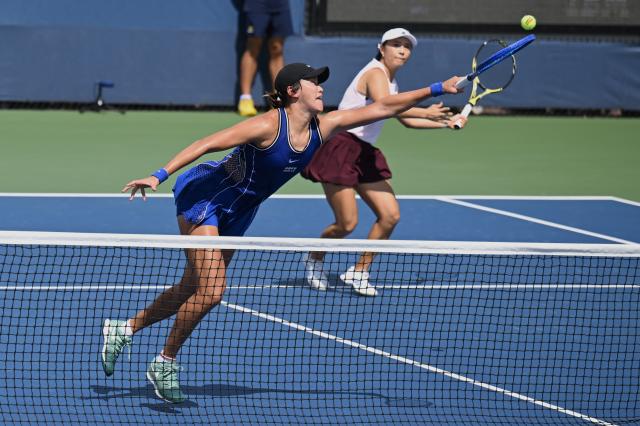 (260904) -- NEW YORK, Sept. 4, 2026 (Xinhua) -- Wang Xiyu (L)/Xu Yifan of China compete during the women's doubles first round match between Wang Xiyu/Xu Yifan of China and Claire Liu/Julieta Pareja of the United States at the 2026 US Open tennis championships in New York, the United States, Sept. 3, 2026. (Xinhua/Li Rui)