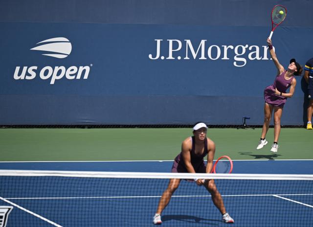 (260904) -- NEW YORK, Sept. 4, 2026 (Xinhua) -- Claire Liu/Julieta Pareja (R) of the United States compete during the women's doubles first round match between Wang Xiyu/Xu Yifan of China and Claire Liu/Julieta Pareja of the United States at the 2026 US Open tennis championships in New York, the United States, Sept. 3, 2026. (Xinhua/Li Rui)