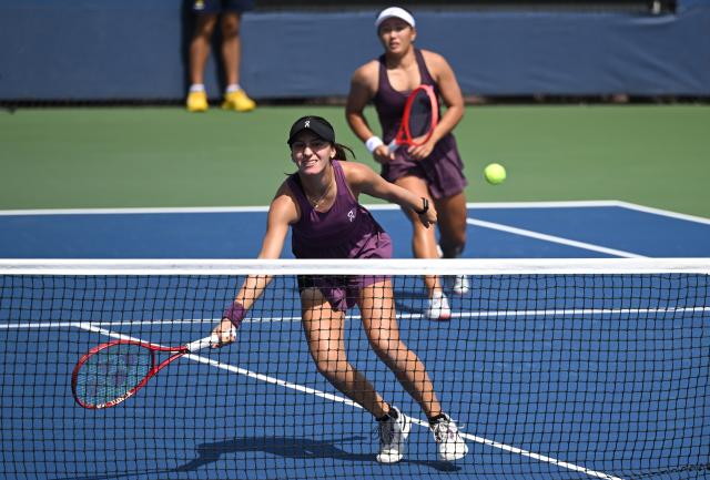 (260904) -- NEW YORK, Sept. 4, 2026 (Xinhua) -- Claire Liu/Julieta Pareja (front) of the United States compete during the women's doubles first round match between Wang Xiyu/Xu Yifan of China and Claire Liu/Julieta Pareja of the United States at the 2026 US Open tennis championships in New York, the United States, Sept. 3, 2026. (Xinhua/Li Rui)