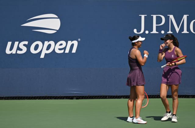 (260904) -- NEW YORK, Sept. 4, 2026 (Xinhua) -- Claire Liu (L)/Julieta Pareja of the United States react during the women's doubles first round match between Wang Xiyu/Xu Yifan of China and Claire Liu/Julieta Pareja of the United States at the 2026 US Open tennis championships in New York, the United States, Sept. 3, 2026. (Xinhua/Li Rui)
