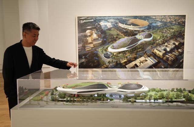 (260904) -- BEIJING, Sept. 4, 2026 (Xinhua) -- Chinese architect Ma Yansong, who designed the Lucas Museum of Narrative Art, speaks to the media inside the museum in Los Angeles, the United States, Sept. 2, 2026. The Lucas Museum of Narrative Art was unveiled to the media Wednesday in Los Angeles, bringing together art, architecture and visual storytelling in the new cultural landmark.
  Located in the city's Exposition Park, the museum, designed by Chinese architect Ma Yansong, was founded by American filmmaker and "Star Wars" creator George Lucas and his wife Mellody Hobson. (Photo by Zeng Hui/Xinhua)