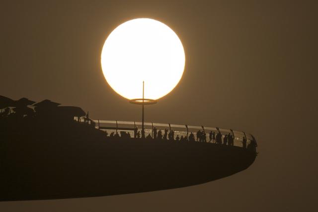 (260904) -- BEIJING, Sept. 4, 2026 (Xinhua) -- People view sunset in Singapore on Sept. 3, 2026. (Xinhua/Then Chih Wey)