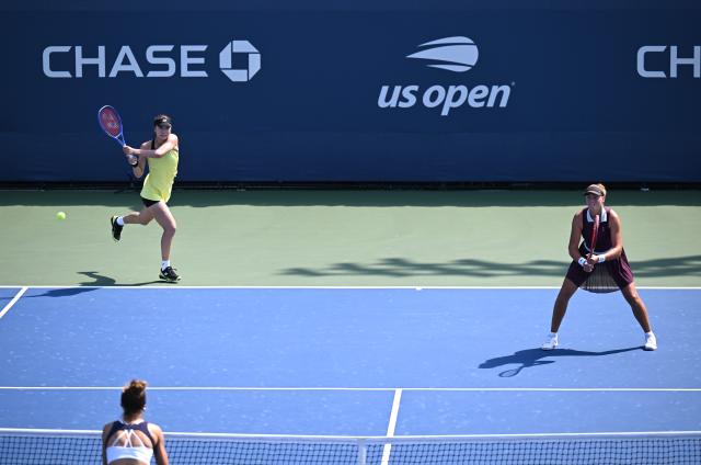 (260904) -- NEW YORK, Sept. 4, 2026 (Xinhua) -- Tang Qianhui (top)/Elena Pridankina compete during the women's doubles first round match between Tang Qianhui (China)/Elena Pridankina (Russia) and Katarzyna Piter (Poland)/Anna Siskova (the Czech Republic) at the 2026 US Open tennis championships in New York, the United States, Sept. 3, 2026. (Xinhua/Li Rui)