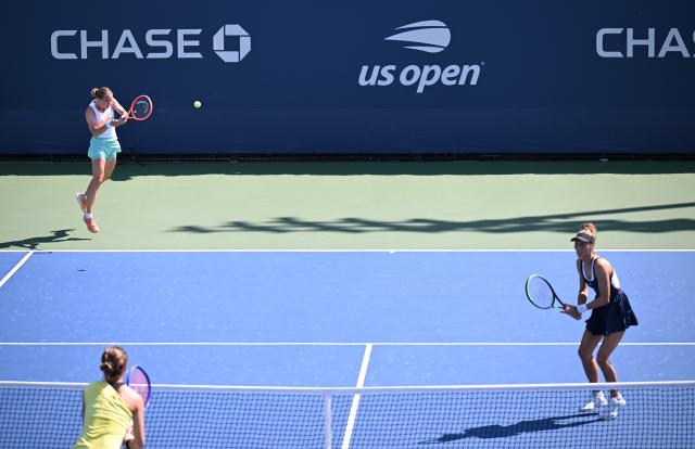 (260904) -- NEW YORK, Sept. 4, 2026 (Xinhua) -- Katarzyna Piter/Anna Siskova (top) compete during the women's doubles first round match between Tang Qianhui (China)/Elena Pridankina (Russia) and Katarzyna Piter (Poland)/Anna Siskova (the Czech Republic) at the 2026 US Open tennis championships in New York, the United States, Sept. 3, 2026. (Xinhua/Li Rui)