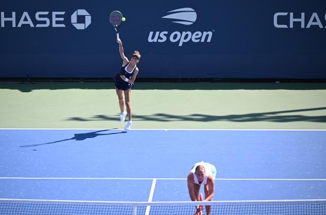 (260904) -- NEW YORK, Sept. 4, 2026 (Xinhua) -- Katarzyna Piter (L)/Anna Siskova compete during the women's doubles first round match between Tang Qianhui (China)/Elena Pridankina (Russia) and Katarzyna Piter (Poland)/Anna Siskova (the Czech Republic) at the 2026 US Open tennis championships in New York, the United States, Sept. 3, 2026. (Xinhua/Li Rui)