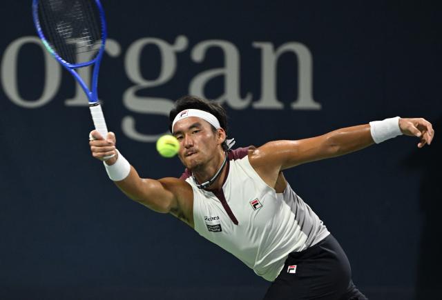 (260904) -- NEW YORK, Sept. 4, 2026 (Xinhua) -- Bu Yunchaokete of China hits a return during the men's singles second round match against Michael Zheng of the United States at the 2026 US Open tennis championships in New York, the United States, Sept. 3, 2026. (Xinhua/Li Rui)