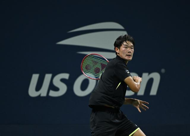 (260904) -- NEW YORK, Sept. 4, 2026 (Xinhua) -- Michael Zheng of the United States hits a return during the men's singles second round match against Bu Yunchaokete of China at the 2026 US Open tennis championships in New York, the United States, Sept. 3, 2026. (Xinhua/Li Rui)