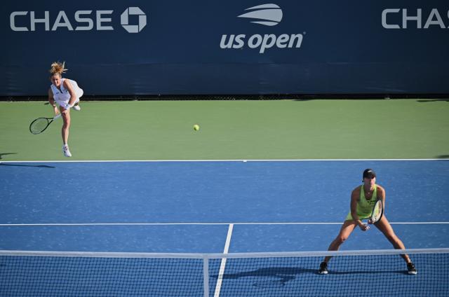 (260904) -- NEW YORK, Sept. 4, 2026 (Xinhua) -- Maja Chwalinska/Madga Linette (L) compete during the women's doubles first round match between Guo Hanyu(China)/Kristina Mladenovic(France) and Maja Chwalinska/Madga Linette of Poland at the 2026 US Open tennis championships in New York, the United States, Sept. 3, 2026. (Xinhua/Li Rui)