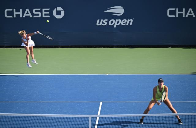 (260904) -- NEW YORK, Sept. 4, 2026 (Xinhua) -- Maja Chwalinska/Madga Linette (L) compete during the women's doubles first round match between Guo Hanyu(China)/Kristina Mladenovic(France) and Maja Chwalinska/Madga Linette of Poland at the 2026 US Open tennis championships in New York, the United States, Sept. 3, 2026. (Xinhua/Li Rui)