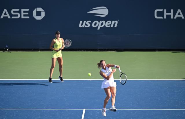 (260904) -- NEW YORK, Sept. 4, 2026 (Xinhua) -- Maja Chwalinska/Madga Linette (R) compete during the women's doubles first round match between Guo Hanyu(China)/Kristina Mladenovic(France) and Maja Chwalinska/Madga Linette of Poland at the 2026 US Open tennis championships in New York, the United States, Sept. 3, 2026. (Xinhua/Li Rui)