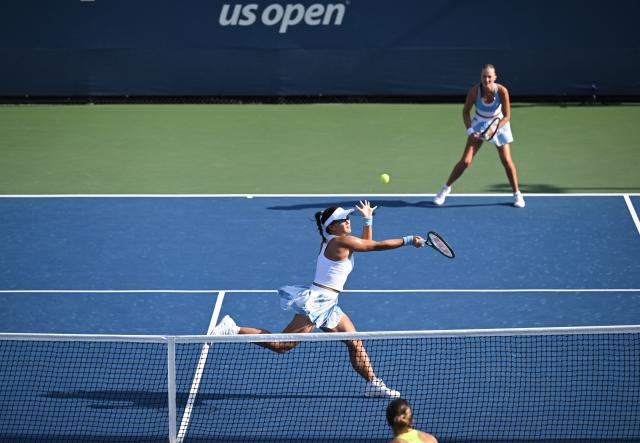 (260904) -- NEW YORK, Sept. 4, 2026 (Xinhua) -- Guo Hanyu(L)/Kristina Mladenovic compete during the women's doubles first round match between Guo Hanyu(China)/Kristina Mladenovic(France) and Maja Chwalinska/Madga Linette of Poland at the 2026 US Open tennis championships in New York, the United States, Sept. 3, 2026. (Xinhua/Li Rui)
