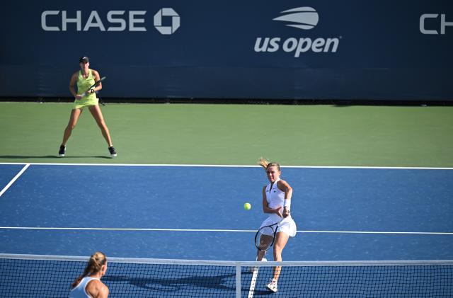 (260904) -- NEW YORK, Sept. 4, 2026 (Xinhua) -- Maja Chwalinska/Madga Linette (R) compete during the women's doubles first round match between Guo Hanyu(China)/Kristina Mladenovic(France) and Maja Chwalinska/Madga Linette of Poland at the 2026 US Open tennis championships in New York, the United States, Sept. 3, 2026. (Xinhua/Li Rui)