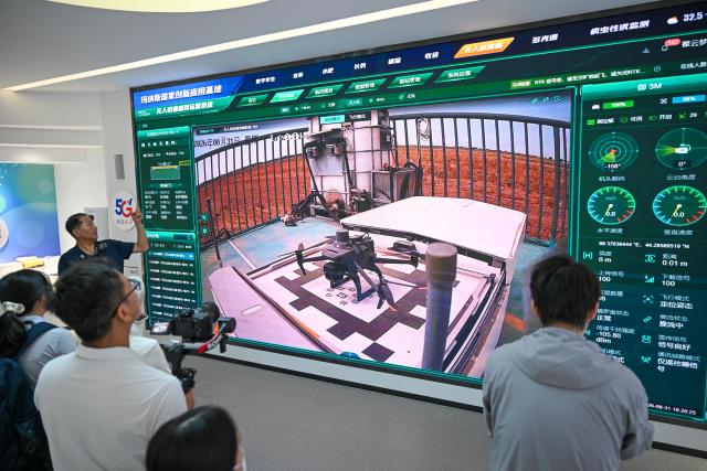 (260904) -- YINING, Sept. 4, 2026 (Xinhua) -- Visitors watch a live demonstration of a drone conducting low-altitude field patrol via a smart agriculture big data platform at a digital planting innovation base in Manas County of Changji Hui Autonomous Prefecture, northwest China's Xinjiang Uygur Autonomous Region, Aug. 31, 2026. In recent years, advances in agricultural technology have become key helpers for Xinjiang's farmers. Mechanization and intelligent facilities are now widely used from planting to harvesting. (Xinhua/Ding Lei)