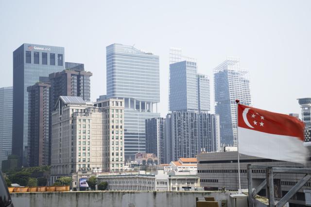 (260904) -- SINGAPORE, Sept. 4, 2026 (Xinhua) -- Haze shrouds Singapore's city center on Sept. 4, 2026. Singapore's 24-hour Pollutant Standards Index (PSI) entered the unhealthy range at 7 a.m. local time on Friday, reaching 101 in the central region, the National Environment Agency (NEA) said.
  This marked the first time the PSI had reached the unhealthy range due to haze since Oct. 8, 2023, the agency said in a statement. (Xinhua/Then Chih Wey)