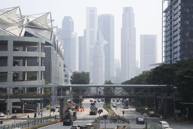 (260904) -- SINGAPORE, Sept. 4, 2026 (Xinhua) -- Haze shrouds Singapore's city center on Sept. 4, 2026. Singapore's 24-hour Pollutant Standards Index (PSI) entered the unhealthy range at 7 a.m. local time on Friday, reaching 101 in the central region, the National Environment Agency (NEA) said.
  This marked the first time the PSI had reached the unhealthy range due to haze since Oct. 8, 2023, the agency said in a statement. (Xinhua/Then Chih Wey)