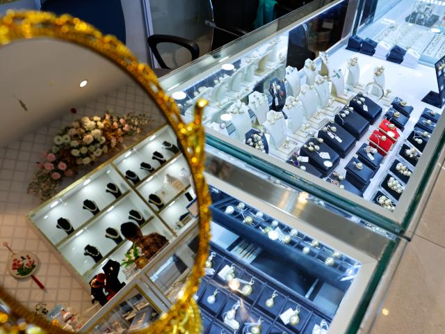 (260904) -- YANGON, Sept. 4, 2026 (Xinhua) -- Pearl jewelry products are seen at a pearl jewelry shop in Yangon, Myanmar, Sept. 4, 2026. Myanmar Pearl Enterprise stated that more than 900,000 pearls were produced between April and August of 2026, the state-owned daily The Global New Light of Myanmar reported on Friday. (Xinhua/Myo Kyaw Soe)