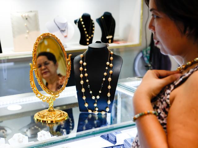 (260904) -- YANGON, Sept. 4, 2026 (Xinhua) -- A customer selects pearl jewelry products at a pearl jewelry shop in Yangon, Myanmar, Sept. 4, 2026. Myanmar Pearl Enterprise stated that more than 900,000 pearls were produced between April and August of 2026, the state-owned daily The Global New Light of Myanmar reported on Friday. (Xinhua/Myo Kyaw Soe)