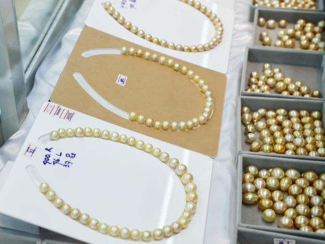 (260904) -- YANGON, Sept. 4, 2026 (Xinhua) -- Pearl jewelry products are seen at a pearl jewelry shop in Yangon, Myanmar, Sept. 4, 2026. Myanmar Pearl Enterprise stated that more than 900,000 pearls were produced between April and August of 2026, the state-owned daily The Global New Light of Myanmar reported on Friday. (Xinhua/Myo Kyaw Soe)