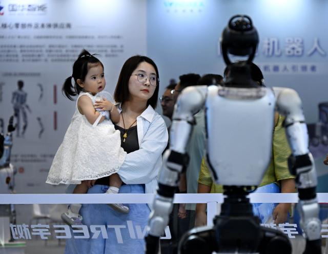 (260904) -- QINGDAO, Sept. 4, 2026 (Xinhua) -- People visit the embodied intelligence exhibition area at the 2026 China International Consumer Electronics Exposition (CICE) in Qingdao, east China's Shandong Province, Sept. 4, 2026.
  Under the theme "AI Leads the Way, Smart Technology Shapes the Future," this year's expo focuses on showcasing new products and technologies in areas such as smart homes and appliances, software technology and development, new displays, big data/cloud computing, virtual reality, and artificial intelligence. (Xinhua/Li Ziheng)