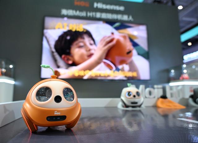 (260904) -- QINGDAO, Sept. 4, 2026 (Xinhua) -- A small home companion robot is pictured at the 2026 China International Consumer Electronics Exposition (CICE) in Qingdao, east China's Shandong Province, Sept. 4, 2026.
  Under the theme "AI Leads the Way, Smart Technology Shapes the Future," this year's expo focuses on showcasing new products and technologies in areas such as smart homes and appliances, software technology and development, new displays, big data/cloud computing, virtual reality, and artificial intelligence. (Xinhua/Li Ziheng)