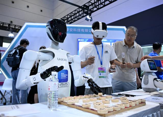(260904) -- QINGDAO, Sept. 4, 2026 (Xinhua) -- An exhibitor (C) operates a robot to play Chinese chess at the 2026 China International Consumer Electronics Exposition (CICE) in Qingdao, east China's Shandong Province, Sept. 4, 2026.
  Under the theme "AI Leads the Way, Smart Technology Shapes the Future," this year's expo focuses on showcasing new products and technologies in areas such as smart homes and appliances, software technology and development, new displays, big data/cloud computing, virtual reality, and artificial intelligence. (Xinhua/Li Ziheng)