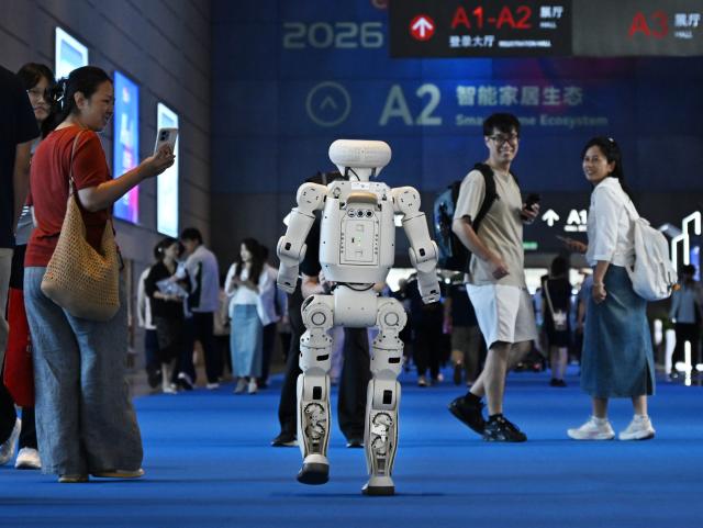 (260904) -- QINGDAO, Sept. 4, 2026 (Xinhua) -- A humanoid robot is pictured at the 2026 China International Consumer Electronics Exposition (CICE) in Qingdao, east China's Shandong Province, Sept. 4, 2026.
  Under the theme "AI Leads the Way, Smart Technology Shapes the Future," this year's expo focuses on showcasing new products and technologies in areas such as smart homes and appliances, software technology and development, new displays, big data/cloud computing, virtual reality, and artificial intelligence. (Xinhua/Li Ziheng)