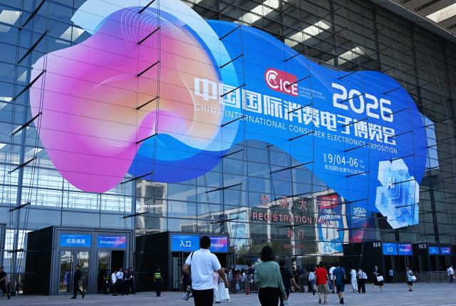 (260904) -- QINGDAO, Sept. 4, 2026 (Xinhua) -- People visit the 2026 China International Consumer Electronics Exposition (CICE) in Qingdao, east China's Shandong Province, Sept. 4, 2026.
  Under the theme "AI Leads the Way, Smart Technology Shapes the Future," this year's expo focuses on showcasing new products and technologies in areas such as smart homes and appliances, software technology and development, new displays, big data/cloud computing, virtual reality, and artificial intelligence. (Xinhua/Li Ziheng)