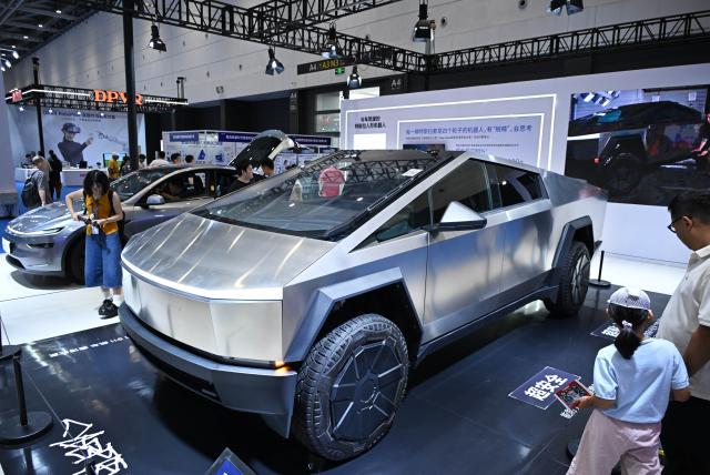 (260904) -- QINGDAO, Sept. 4, 2026 (Xinhua) -- People visit the smart vehicle exhibition area at the 2026 China International Consumer Electronics Exposition (CICE) in Qingdao, east China's Shandong Province, Sept. 4, 2026.
  Under the theme "AI Leads the Way, Smart Technology Shapes the Future," this year's expo focuses on showcasing new products and technologies in areas such as smart homes and appliances, software technology and development, new displays, big data/cloud computing, virtual reality, and artificial intelligence. (Xinhua/Li Ziheng)