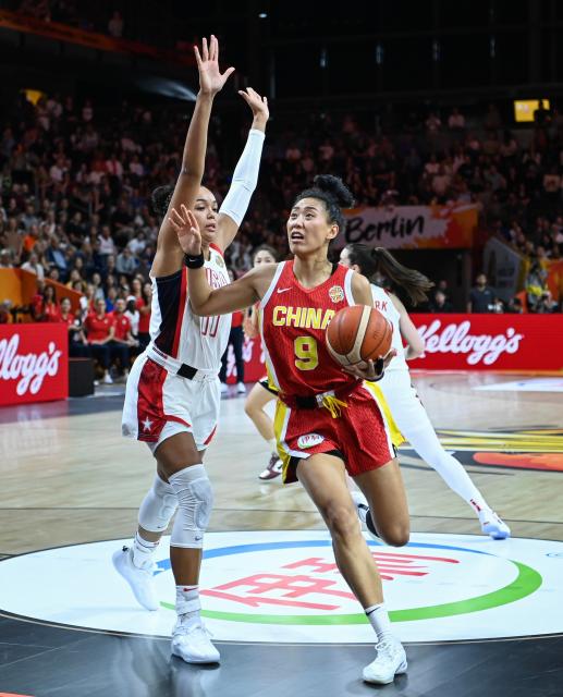 (260904) -- BERLIN, Sept. 4, 2026 (Xinhua) -- Tang Ziting (R) of China breaks through during the group D match between China and the United States at the FIBA Women's Basketball World Cup 2026 in Berlin, Germany, Sept. 4, 2026. (Xinhua/Zhang Haofu)