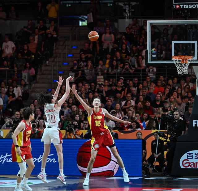 (260904) -- BERLIN, Sept. 4, 2026 (Xinhua) -- Breanna Stewart (C) of the United States shoots against Han Xu (R) of China during the group D match between China and the United States at the FIBA Women's Basketball World Cup 2026 in Berlin, Germany, Sept. 4, 2026. (Xinhua/Zhang Haofu)