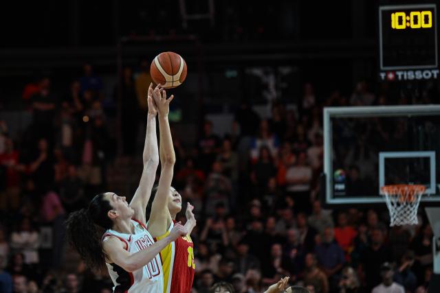 (260904) -- BERLIN, Sept. 4, 2026 (Xinhua) -- Han Xu (R) of China vies with Breanna Stewart of the United States during the group D match between China and the United States at the FIBA Women's Basketball World Cup 2026 in Berlin, Germany, Sept. 4, 2026. (Xinhua/Zhang Haofu)