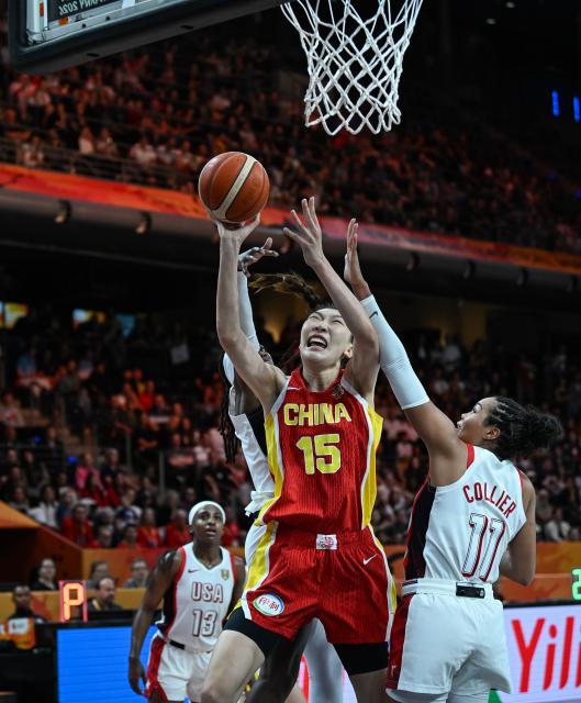 (260904) -- BERLIN, Sept. 4, 2026 (Xinhua) -- Han Xu (C) of China shoots during the group D match between China and the United States at the FIBA Women's Basketball World Cup 2026 in Berlin, Germany, Sept. 4, 2026. (Xinhua/Zhang Haofu)