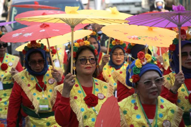 (260904) -- SURAKARTA, Sept. 4, 2026 (Xinhua) -- People attend the Indonesia Umbrella Festival at Taman Balekambang in Surakarta, Central Java, Indonesia, Sept. 4, 2026. (Photo by Bram Selo/Xinhua)