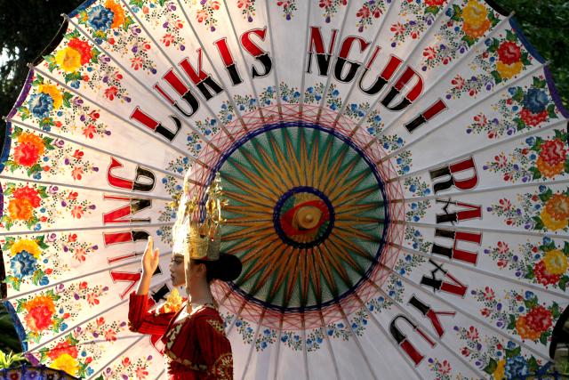 (260904) -- SURAKARTA, Sept. 4, 2026 (Xinhua) -- A dancer performs during the Indonesia Umbrella Festival in Surakarta, Central Java, Indonesia, Sept. 4, 2026. (Photo by Bram Selo/Xinhua)