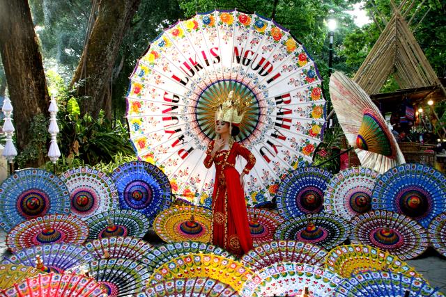 (260904) -- SURAKARTA, Sept. 4, 2026 (Xinhua) -- A dancer performs during the Indonesia Umbrella Festival in Surakarta, Central Java, Indonesia, Sept. 4, 2026. (Photo by Bram Selo/Xinhua)