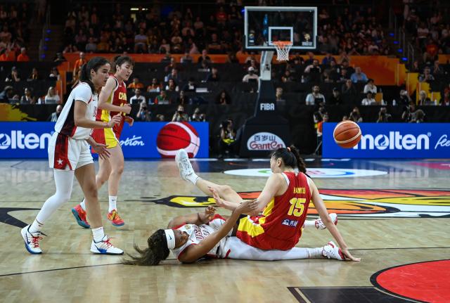 (260904) -- BERLIN, Sept. 4, 2026 (Xinhua) -- Han Xu (1st R) of China vies with Kiki Iriafen (bottom) of the United States during the group D match between China and the United States at the FIBA Women's Basketball World Cup 2026 in Berlin, Germany, Sept. 4, 2026. (Xinhua/Zhang Haofu)