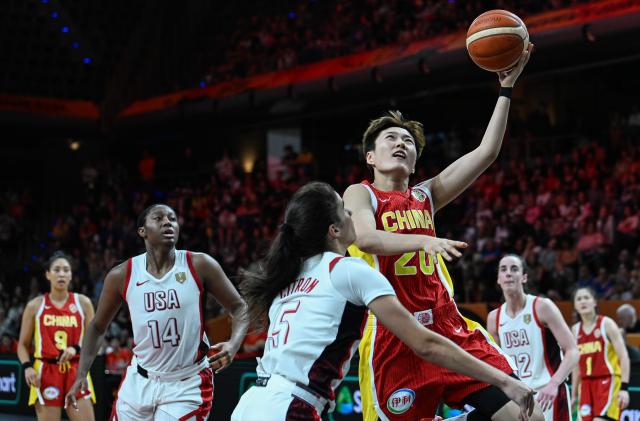 (260904) -- BERLIN, Sept. 4, 2026 (Xinhua) -- Sun Yu (top) of China goes for a layup during the group D match between China and the United States at the FIBA Women's Basketball World Cup 2026 in Berlin, Germany, Sept. 4, 2026. (Xinhua/Zhang Haofu)