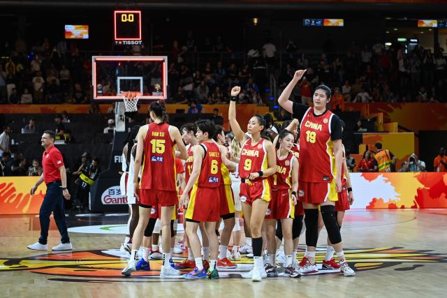 (260904) -- BERLIN, Sept. 4, 2026 (Xinhua) -- Players of China greet the spectators after the group D match between China and the United States at the FIBA Women's Basketball World Cup 2026 in Berlin, Germany, Sept. 4, 2026. (Xinhua/Zhang Haofu)