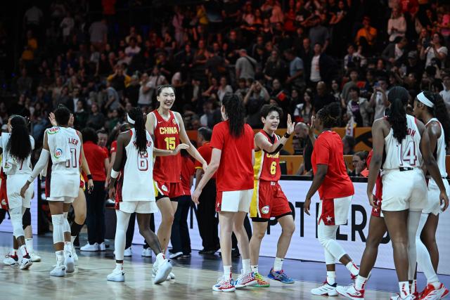 (260904) -- BERLIN, Sept. 4, 2026 (Xinhua) -- Players of both teams greet each other after the group D match between China and the United States at the FIBA Women's Basketball World Cup 2026 in Berlin, Germany, Sept. 4, 2026. (Xinhua/Zhang Haofu)