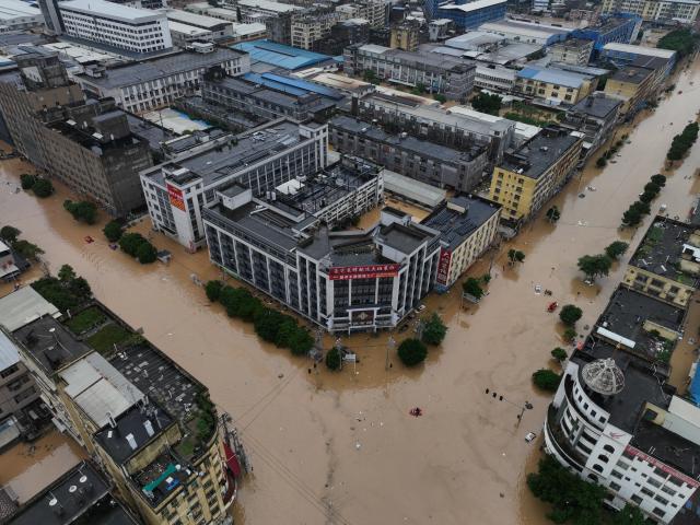 (260904) -- PUTIAN, Sept. 4, 2026 (Xinhua) -- An aerial drone photo taken on Sept. 4, 2026 shows rescuers evacuating stranded people at the Hualin economic development zone in Putian City, southeast China's Fujian Province. Continuous torrential rains led to severe waterlogging at the Hualin economic development zone in Putian. The local authorities immediately organized rescue forces to evacuate over 3,000 stranded workers in the zone to safe areas. (Xinhua/Jiang Kehong)