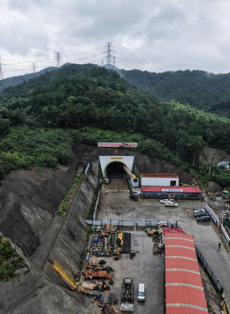 (260904) -- NINGBO, Sept. 4, 2026 (Xinhua) -- A drone photo taken on Sept. 4, 2026 shows the construction site of the Jintang undersea tunnel, east China's Zhejiang Province. The 7.83-km land section of the 16.18-km Jintang undersea tunnel achieved full breakthrough on Friday. The tunnel is an important facility for the Yongzhou (Ningbo-Zhoushan) high-speed railway, and is designed as a single-bore, double-track tunnel for speeds of up to 250 km per hour. (Xinhua/Xu Yu)