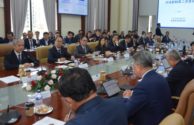 (260904) -- PHNOM PENH, Sept. 4, 2026 (Xinhua) -- This photo taken on Sept. 3, 2026 shows a scene of the second meeting of the China-Cambodia public-private sector dialogue mechanism in Phnom Penh, Cambodia. The meeting was attended by Cambodian Deputy Prime Minister and First Vice Chairman of the Council for the Development of Cambodia Sun Chanthol, Chinese Ambassador to Cambodia Wang Wenbin, and more than 70 officials from over 20 Cambodian ministries and representatives from over 70 Chinese-funded enterprises. (Photo by Phearum/Xinhua)