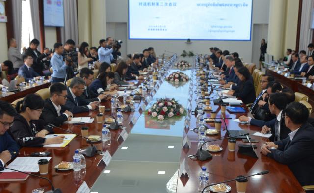 (260904) -- PHNOM PENH, Sept. 4, 2026 (Xinhua) -- This photo taken on Sept. 3, 2026 shows a scene of the second meeting of the China-Cambodia public-private sector dialogue mechanism in Phnom Penh, Cambodia. The meeting was attended by Cambodian Deputy Prime Minister and First Vice Chairman of the Council for the Development of Cambodia Sun Chanthol, Chinese Ambassador to Cambodia Wang Wenbin, and more than 70 officials from over 20 Cambodian ministries and representatives from over 70 Chinese-funded enterprises. (Photo by Phearum/Xinhua)